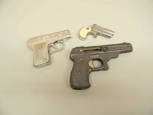 lot 35 image: 3 VINTAGE TOY GUNS - POP-G38 - HAWKEYE - NICHOLS DYNA-MITE - COLLECTIBLE - SEE PICTURES