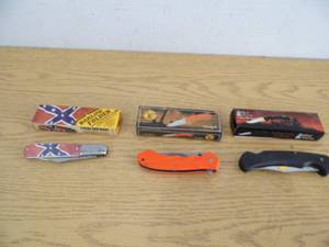 lot 15 image: Lot of 3 Knives