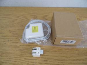 lot 17 image: Macbook Charger
