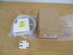 lot 19 image: Macbook Charger