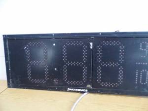 lot 27 image: Daktronics Price Sign - Red