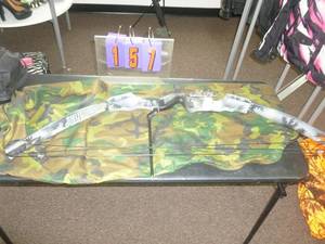 lot 157 image: Blackbear 65lb bow. As shown. SEE TERMS