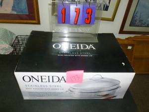 lot 173 image: Oneida stainless roaster. Appears new in box. As shown. SEE TERMS