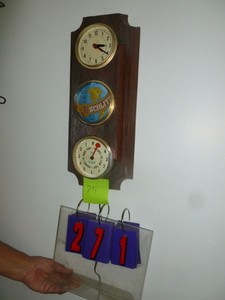 lot 271 image: Schlitz working Clock. As shown. SEE TERMS