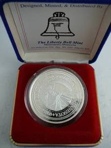 lot 42 image: Mn Super Bowl XXVI .999 silver 1 oz