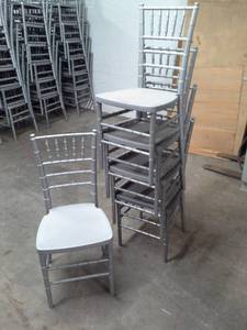 lot 106 image: Lot of (5) Drake Corp. 36in. SilverGrey Stackable Plastic Banquet Chairs