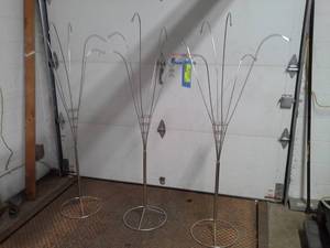 lot 125 image: Lot of (3) 5ft. Metal Hanger Dcor