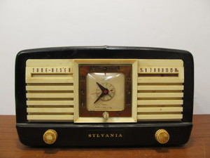 lot 21 image: Vintage Deco SYLVANIA Model 540 Clock Radio