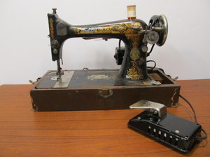 lot 22 image: Antique SINGER Sewing Machine wCase