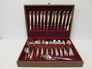 lot 27 image: Nice Clean Set of Vintage Rogers Silver Plated Flatware wCase