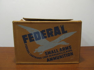 lot 37 image: Vintage 1950s Heavy Cardboard FEDERAL Shotgun Shells Advertising Shipping box