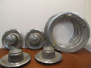 lot 48 image: Matching Set of 4 CHEVY Hubcaps