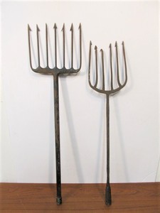 lot 42 image: Antique & Vintage Fishing Spears