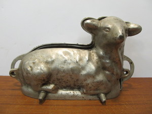 lot 44 image: Vintage Cast Aluminum Sheep Cake Mold