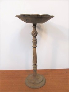 lot 45 image: Heavy Iron Bird Bath