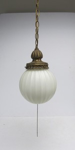 lot 102 image: Nice Vintage Hollywood Regency Hanging Glass Pendant Lamp