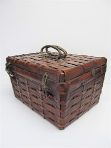 lot 121 image: Vintage 1930s Era Woven Splint Picnic Basket