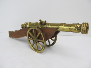 lot 128 image: Vintage Hand Made Wood & Solid Brass Cannon - Made in Holland