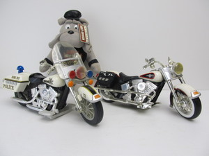 lot 142 image: 2 HARLEY DAVIDSON Electronic Motorcycle Toys & Plush Dog