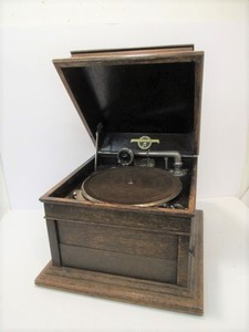 lot 161 image: Antique COLUMBIA Grafanola No. 119 Record Player