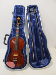lot 167 image: Vintage Suzuki Violin wCase - Stradivarius Copy 