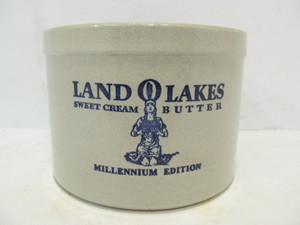 lot 176 image: Collectable Red Wing MILLENNIUM EDITION Land o Lakes Crock Limited