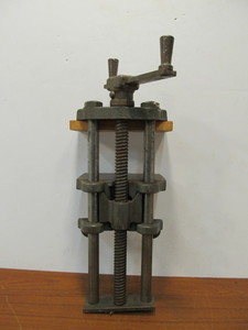 lot 190 image: Heavy Duty Vintage COLUMBIAN Woodworking Vise