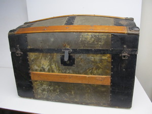 lot 4 image: Nice Antique Dome Top Trunk
