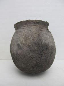 lot 1 image: Authentic Pre-Columbian Anasazi Pottery Pot - Circa 1100A.D.