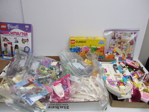lot 114 image: Large Lot of LEGOS - 20 lbs