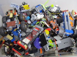 lot 116 image: Large Lot of LEGOS - 35lbs