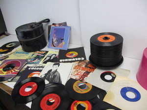 lot 24 image: Lot of 200 Vintage Vinyl 45 Records