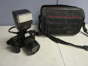lot 117 image: MINNOLTA MAXXUM FILM CAMERA, WITH VIVITAR FLASH
