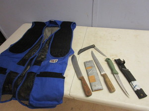 lot 142 image: ASSORTED KNIVES, XL HUNTING VEST