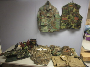 lot 161 image: GANDER MOUNTAIN GUIDE SERIES PANTS, OTHER HUNTING VESTS, GLOVES, ACCESSORIES
