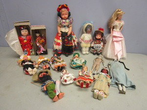 lot 169 image: VINTAGE TRADITIONAL DOLLS FROM AROUND THE WORLD