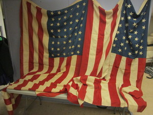 lot 184 image: VINTAGE AMERICAN FLAGS