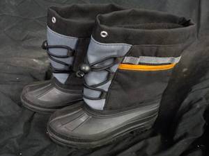 lot 32 image: Size 13 New Boys Insulated Boots...