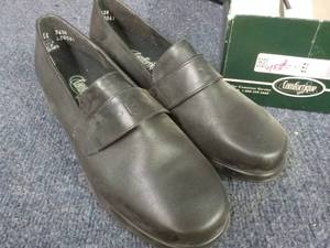 lot 39 image: Comfortique Size 8 EE Blacks Shoes...