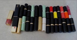 lot 15 image: 32 Tubes of Lipstick new in a Eliz...