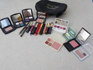 lot 16 image: New Make Up in a Bag Elizabeth Ard...