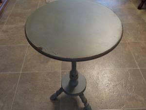 lot 76 image: End Table Nite Stand Painted Green...