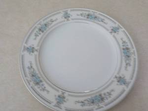 lot 81 image: 15 Place Setting Porcelain China El...