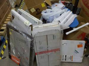 lot 109 image: Pallet of unclaimed Merchandise ev...