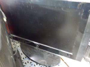 lot 236 image: Samsung 31 powers on...