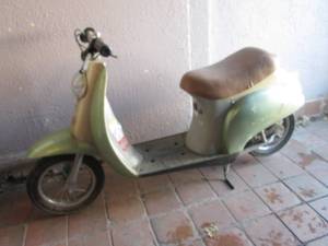 lot 60 image: Razor Battery Operated Scooter Elec...