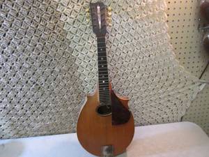 lot 136 image: Vintage Mandolin For PartsRepairW...