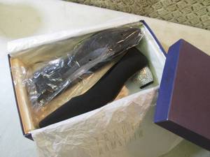 lot 140 image: Pair of Ladies Stuart Weitzman Shoe...
