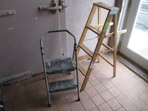 lot 152 image: 4 ft Wood Ladder and 2-Step Stool  ...
