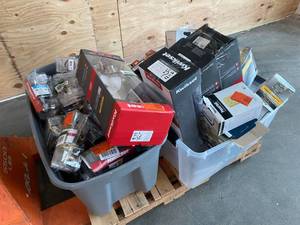 lot 13 image: Huge Pallet of Door Locks & Door Knobs - KwikSet
